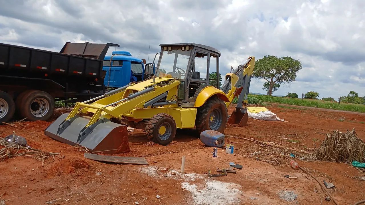 Retroescavadeira Usada em Ótimo Estado - Foto 5
