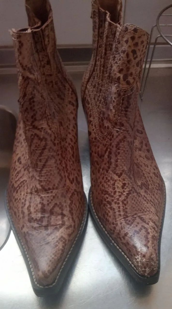 Botas de couro com estampa de cobra, marca West Country  - Foto 3