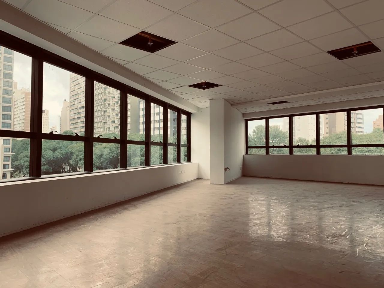 CONJUNTO/SALA COMERCIAL à venda com 261m² por R$ 2.800.000,00 no bairro Batel - CURITIBA /