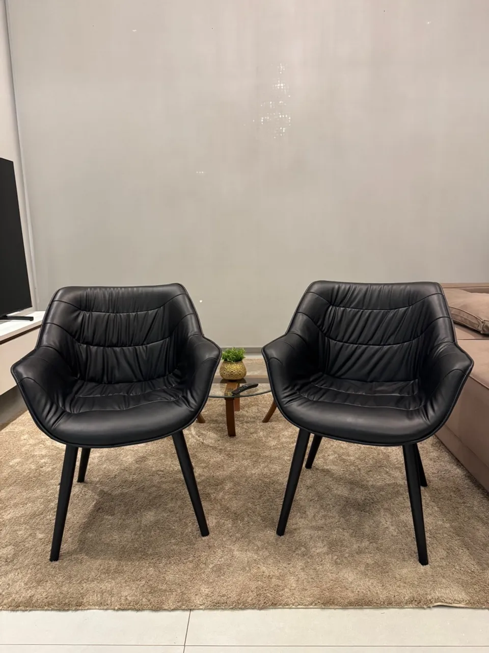 Kit Poltronas de Couro Elegantes - Design Moderno NOVAS