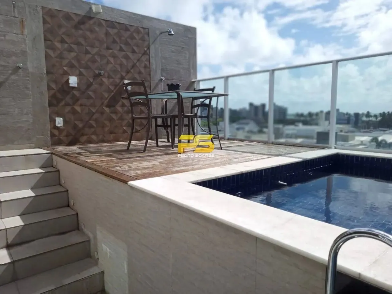 Alugo cobertura em Intermares com 3 quartos sendo 2 suites.