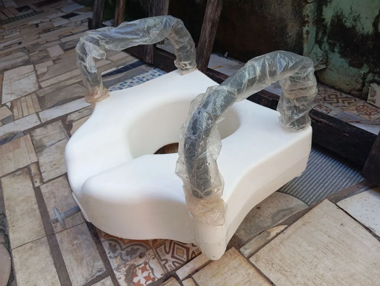 Assento de Vaso Sanitário com Apoios - Foto 2