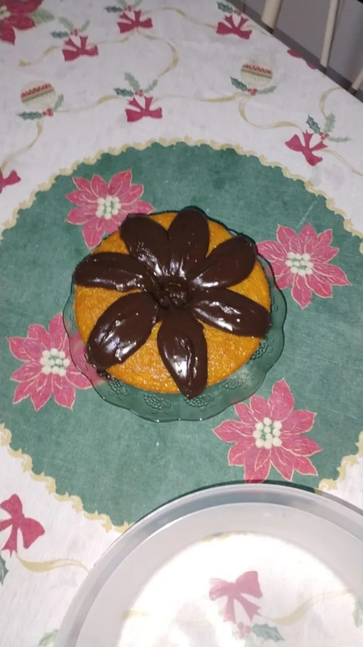 Bolo caseiro decorado com chocolate