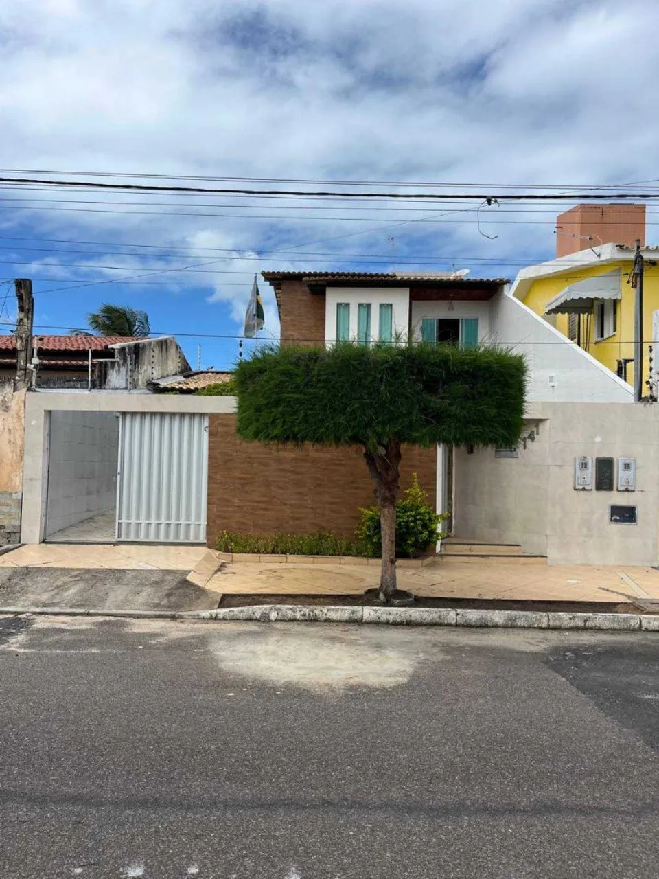 CASA DUPLEX EM RUA PÚBLICA - ARUANA
