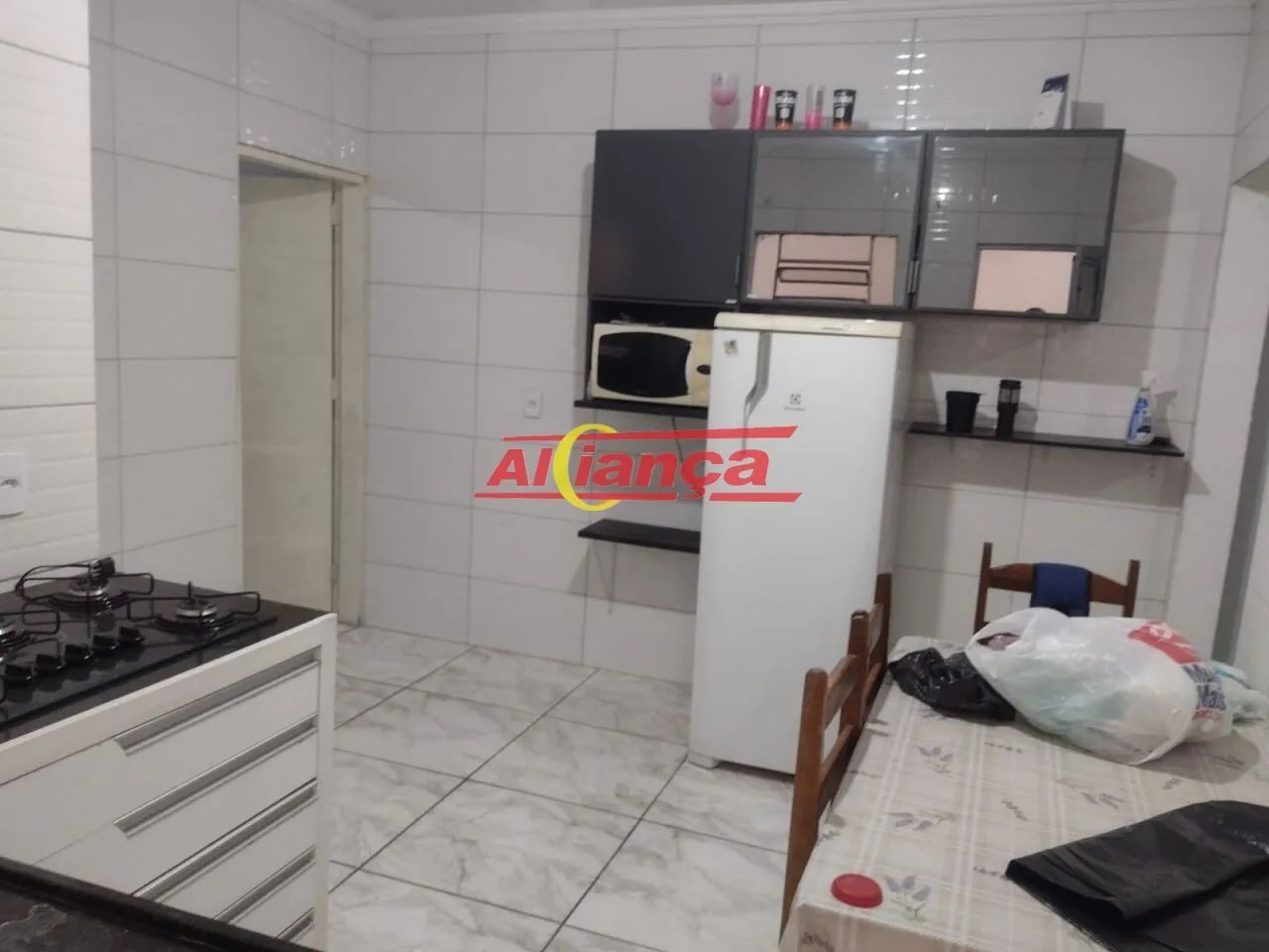 Casa com 2 dormitórios, garagem para 2 carros e amplo quintal com churrasqueira
