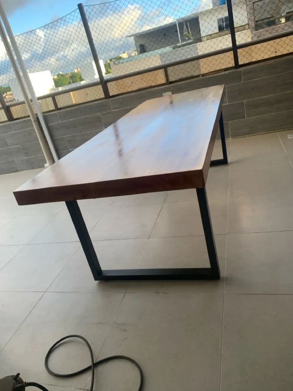 Mesa quadrejada com base em metalon 