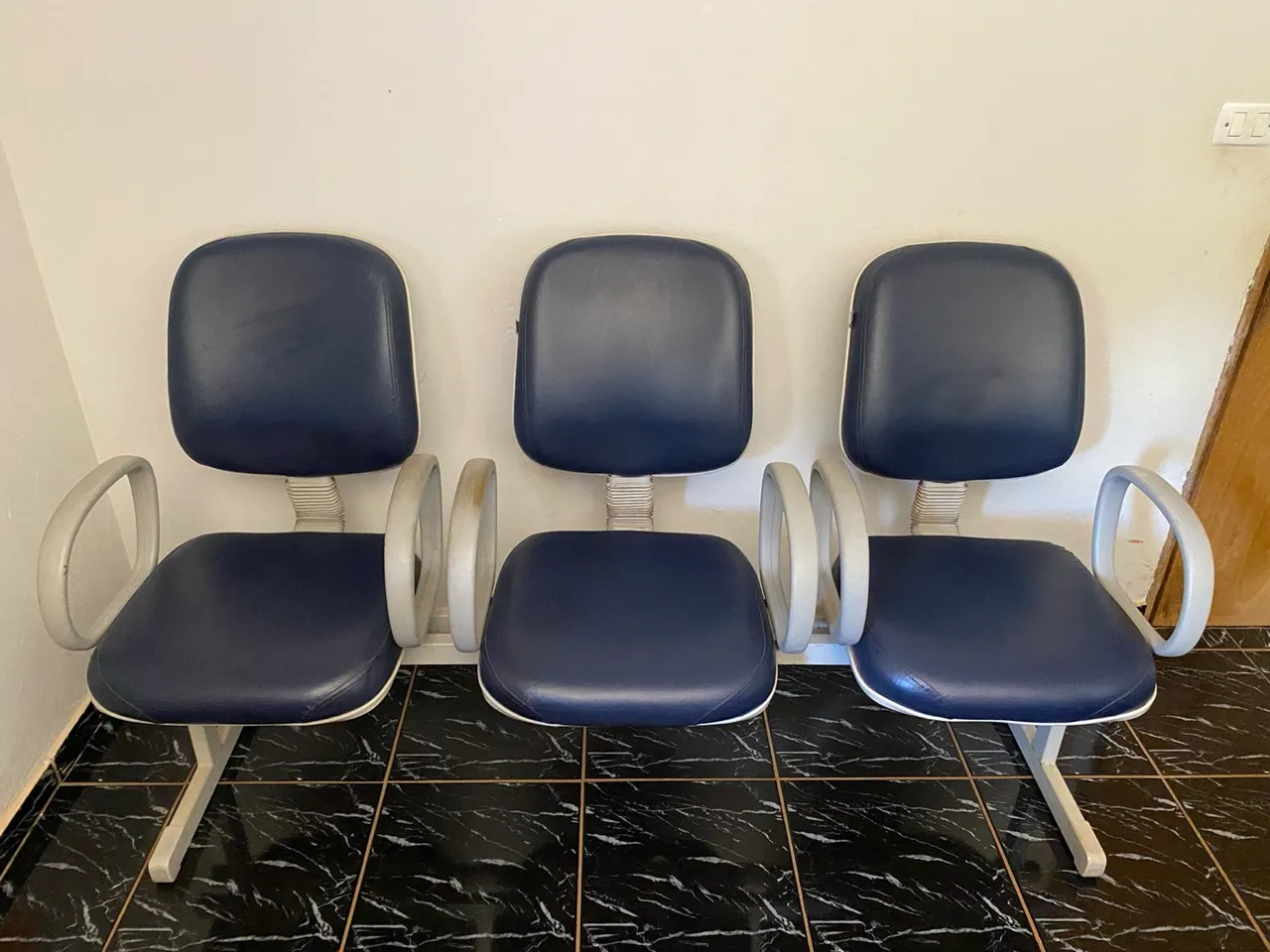 3 Cadeiras em longarina de Escritório - Azul e Cinza