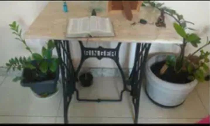 Pé de máquina Singer com Pedra Bege Bahia 