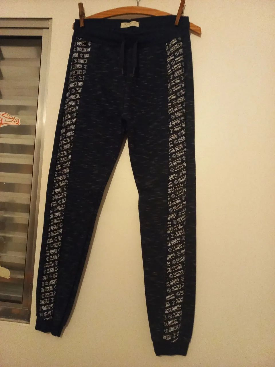 Calça de Moletom Masculina Game Over. Tamanho 12 anos.