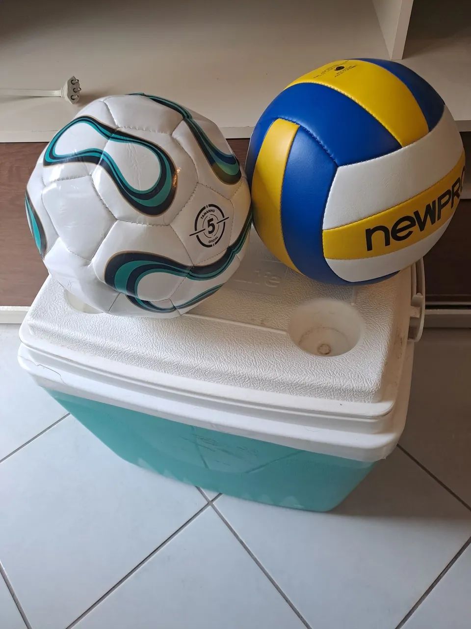 Cooler - caixa térmica + 1 bola de vôlei + 1 bola de futebol - Foto 6