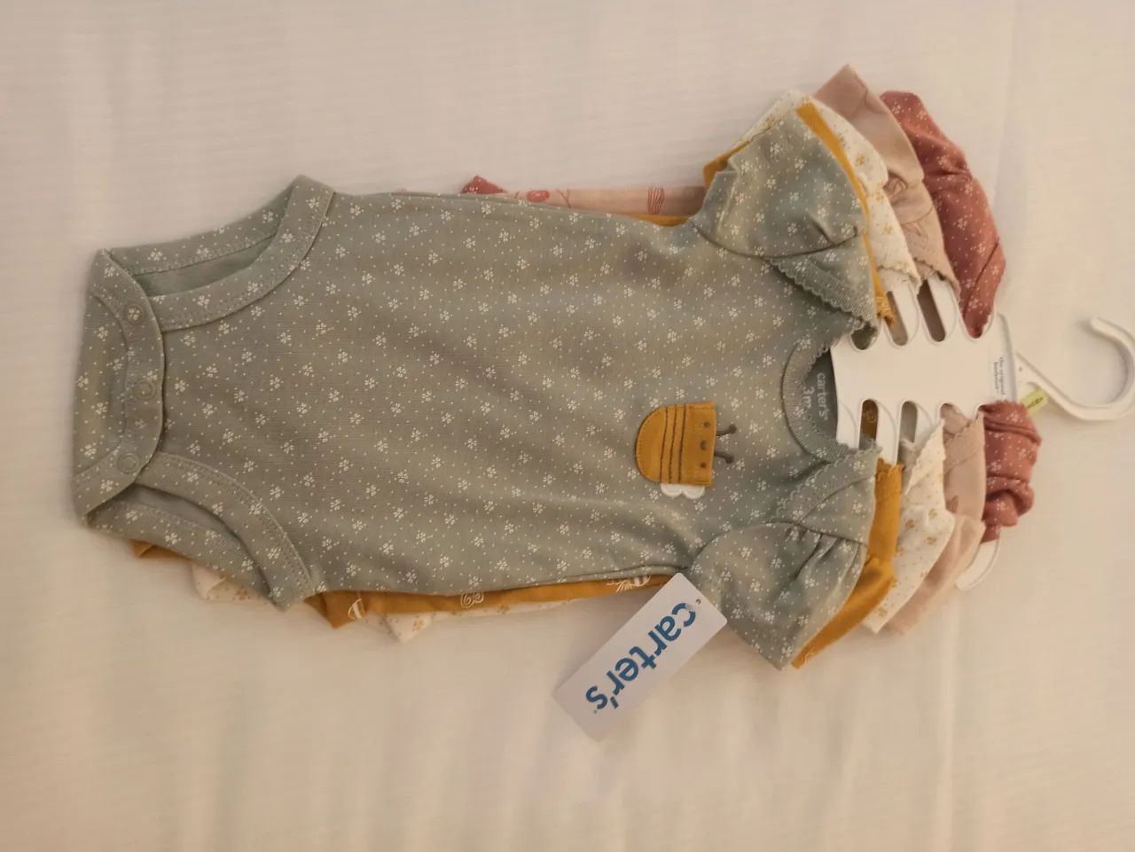 Kit 5 Bodies Bebê Menina Carter's - Flores e Abelhas - Foto 2