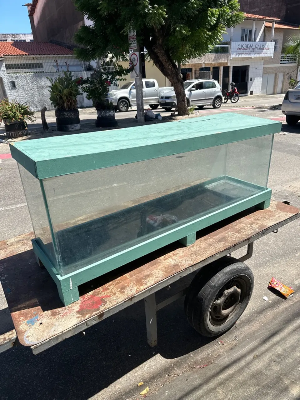 Aquário grande com estrutura de madeira