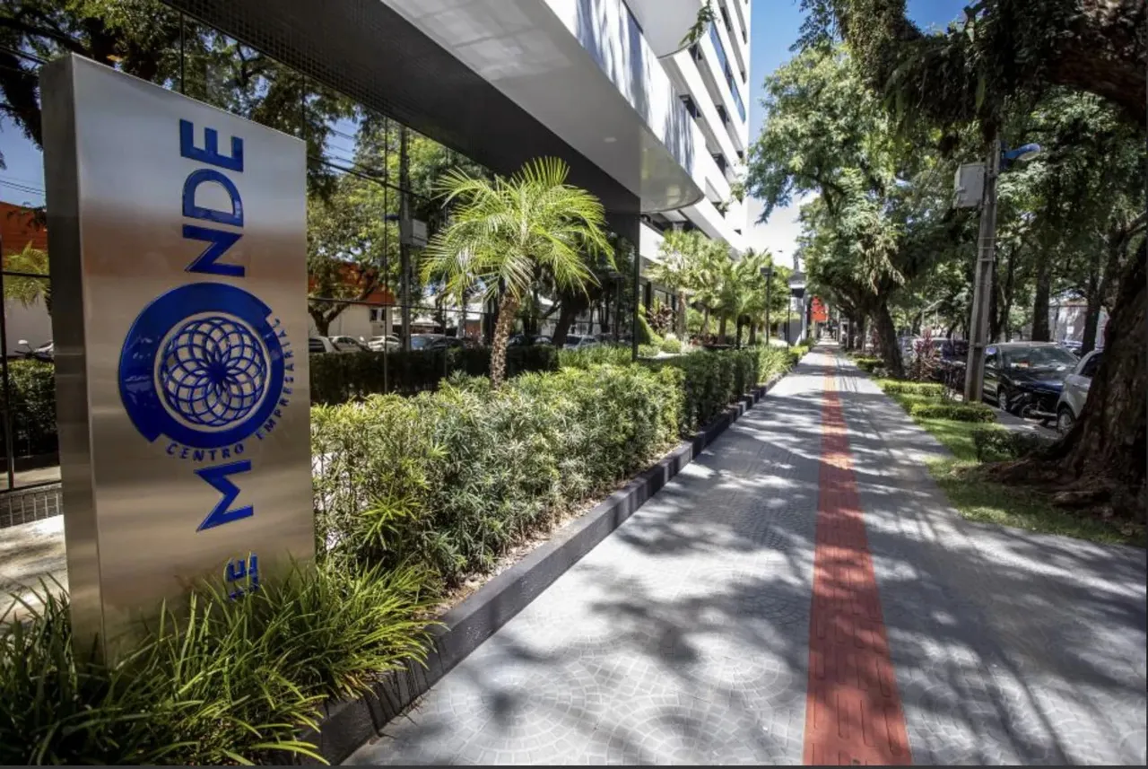OPORTUNIDADE - Sala Comercial no "LE MONDE"