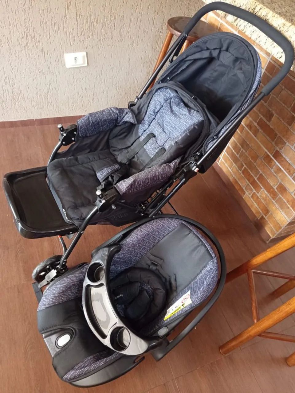 Carrinho de bebê com bebê conforto  - Foto 2