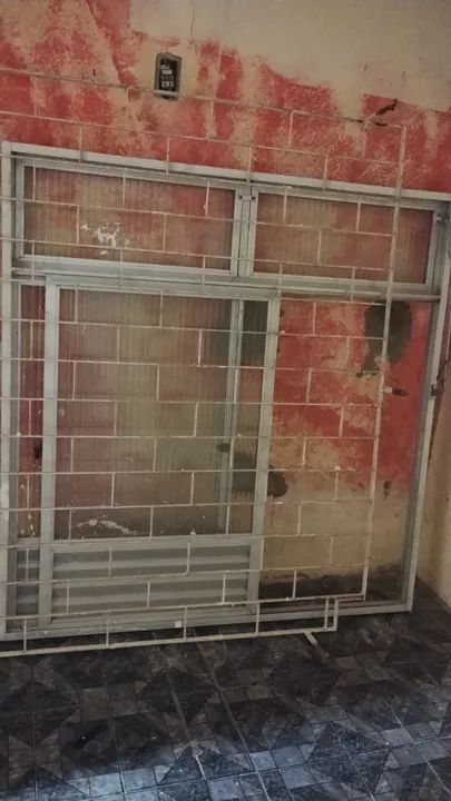 Janela de alumínio com grade em excelente estado de conservação