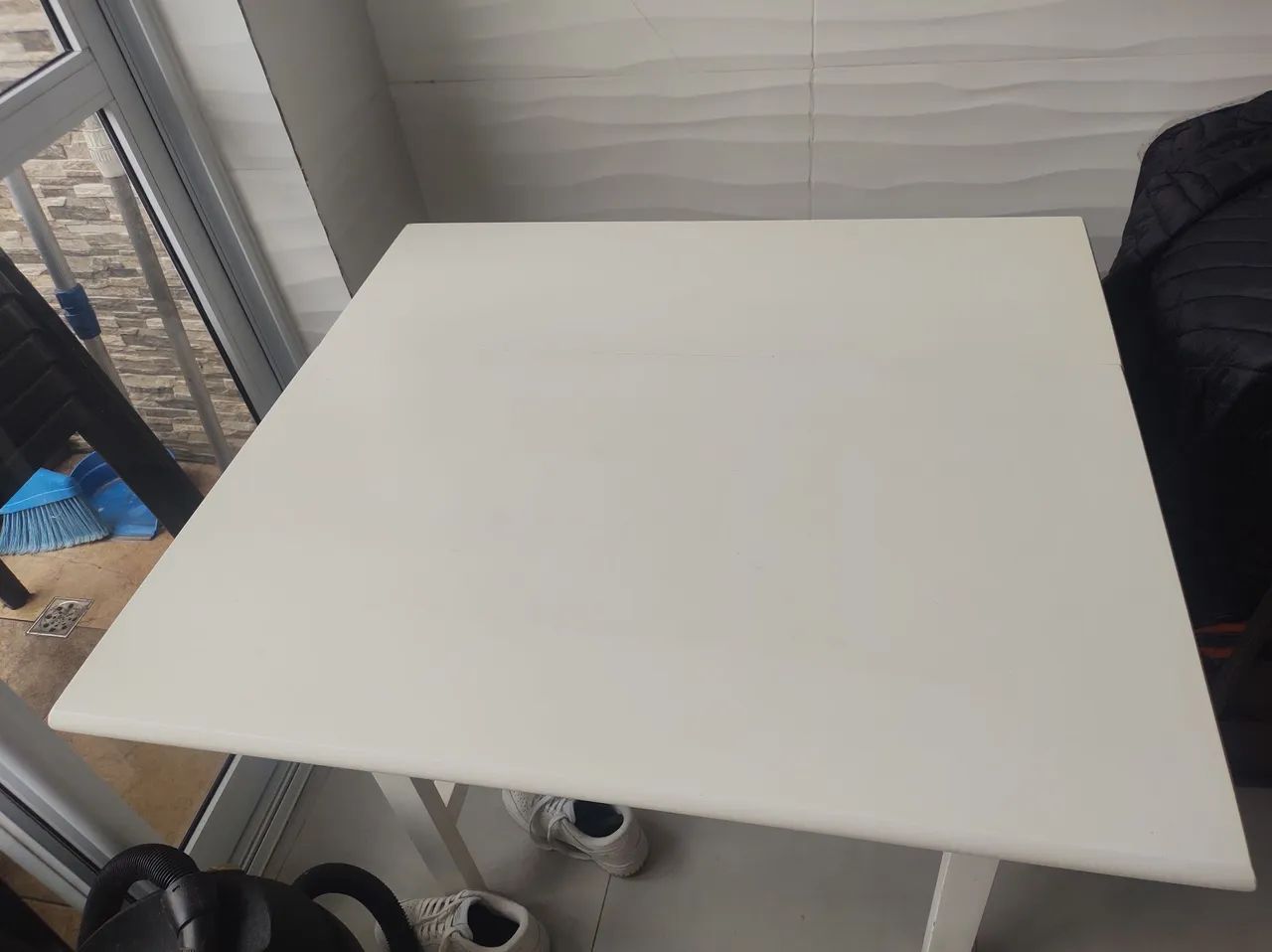 Mesa com quatro cadeiras 64352682297859121