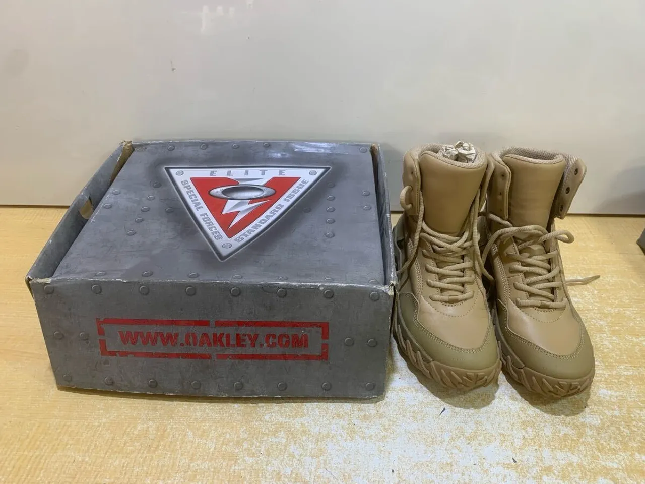 BOTA OAKLEY ASSALT BOOT CANO 6 DESERT 8.5 NOVA NA CAIXA