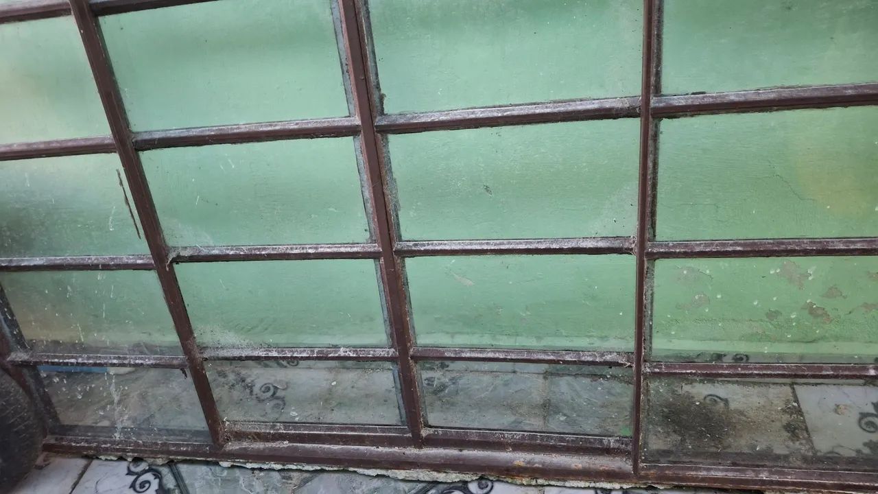 Janela de Vidro com Armação de Metal