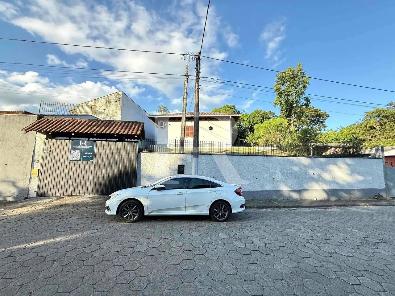 Residencial e Comercial! Casa com Cômodos Amplos e Quintal Espaçoso  Venda e Locação em Sa