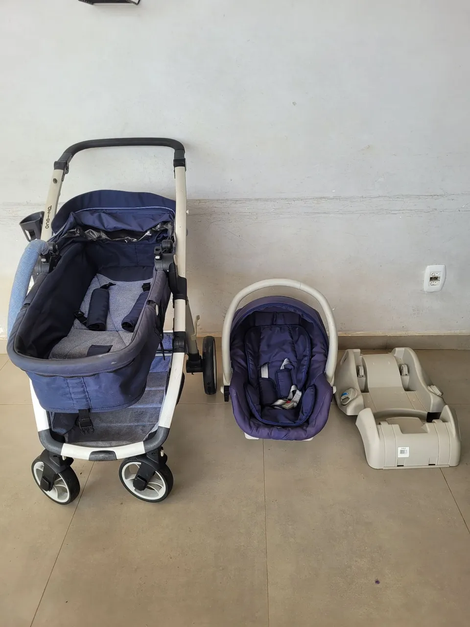 Carrinho de Bebê com Bebê Conforto