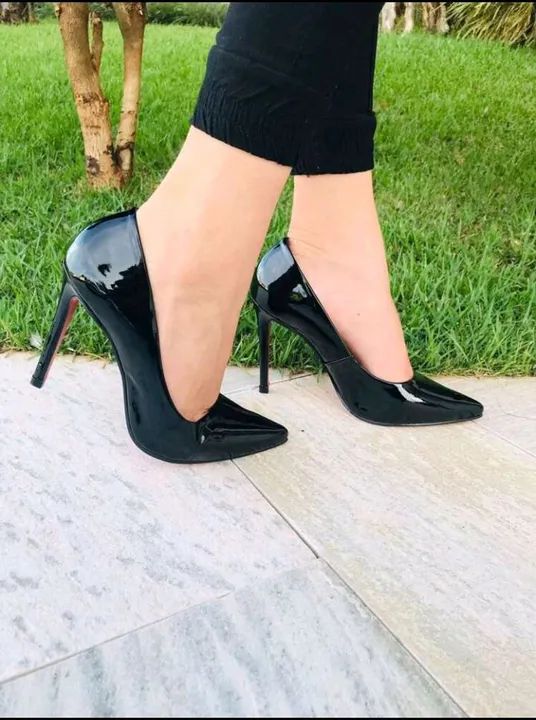 Salto Alto Scarpin Preto de Solado Vermelho - Foto 6