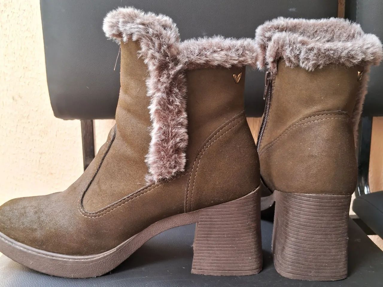 Botas de camurça com detalhes em pele sintética - Foto 2