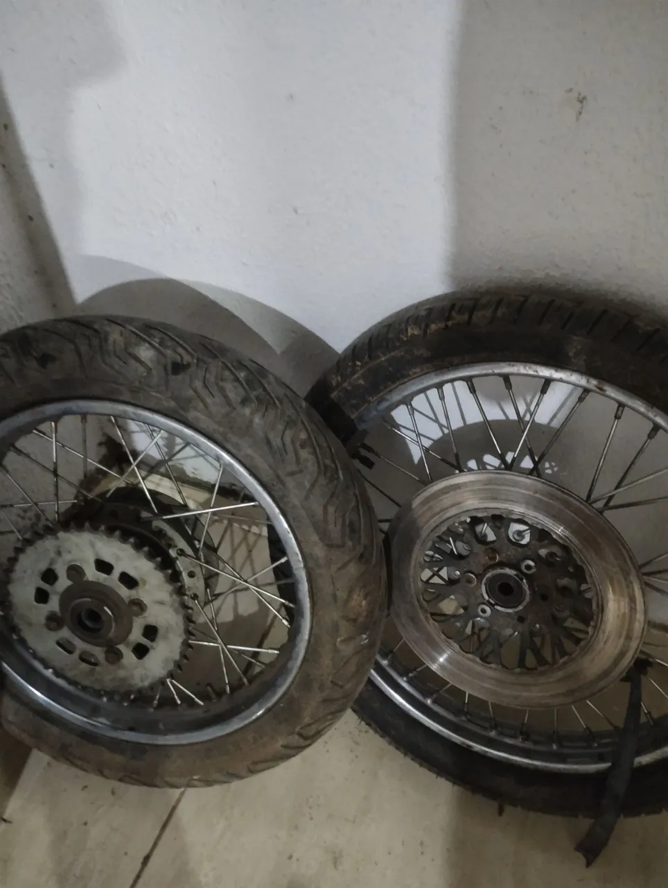 Rodas de Moto - vendo jogo de roda intruder toda completinha com a diaPneus e Acessórios