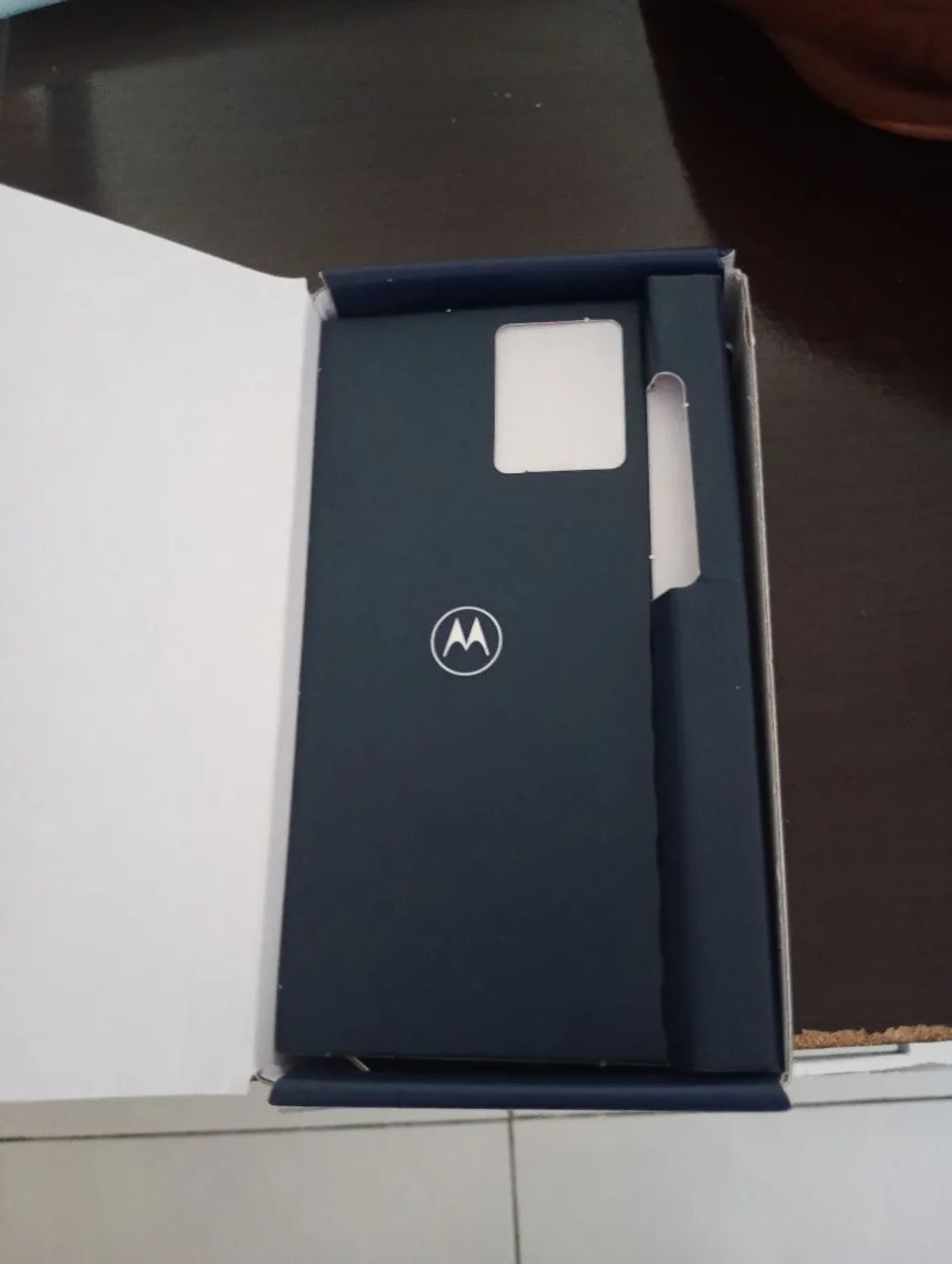 Embalagem vazia de celular e mais duas  carcaça do Motorola g14 e do Samsung A32