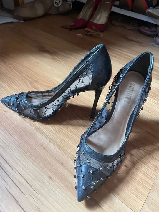 Salto alto preto com renda