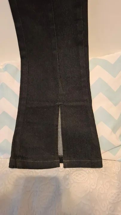 Calça jeans preta com abertura frontal brilhante - Foto 2