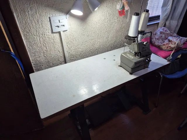 Máquina Overlock Industrial  + motor acoplado com mesa - Foto 2