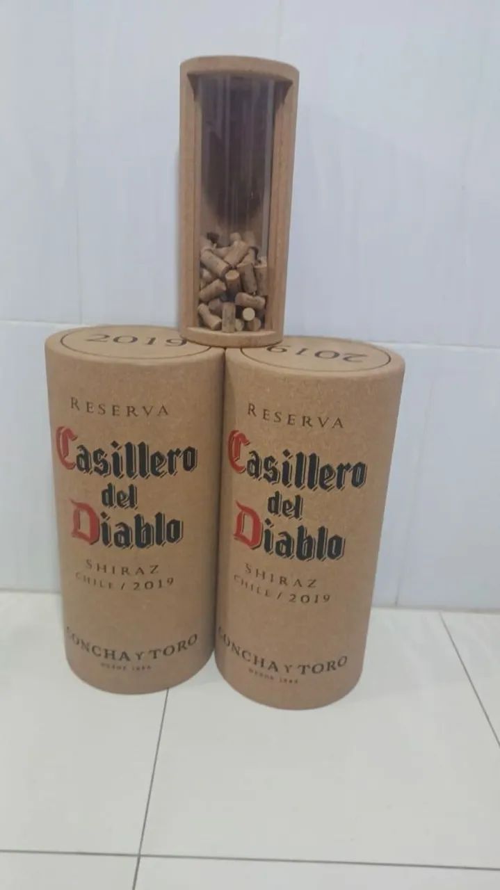 Par de banquetas com quite rolhas, Casillero del Diablo - Decorativa