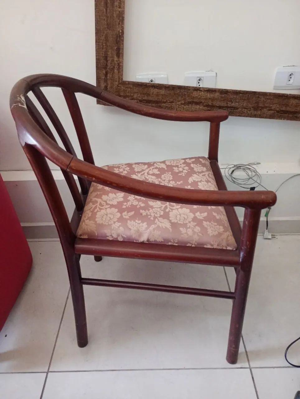 Poltrona de madeira com design clássico