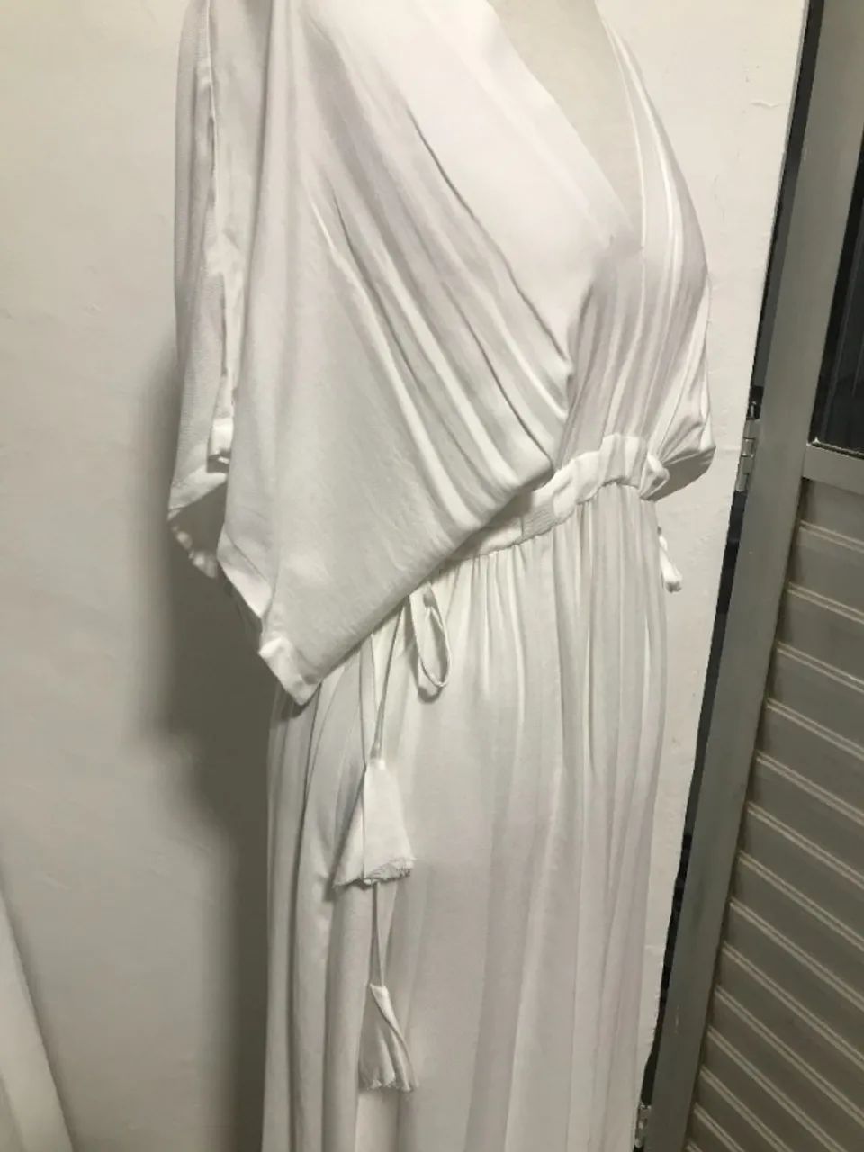 Vestido Kaftan Longo Branco com Decote V e Mangas Morcego - Foto 4