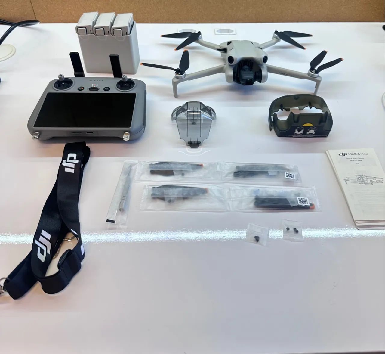 DJI Mini 4 Pro Fly More Combo - Versão Completa (Drone)