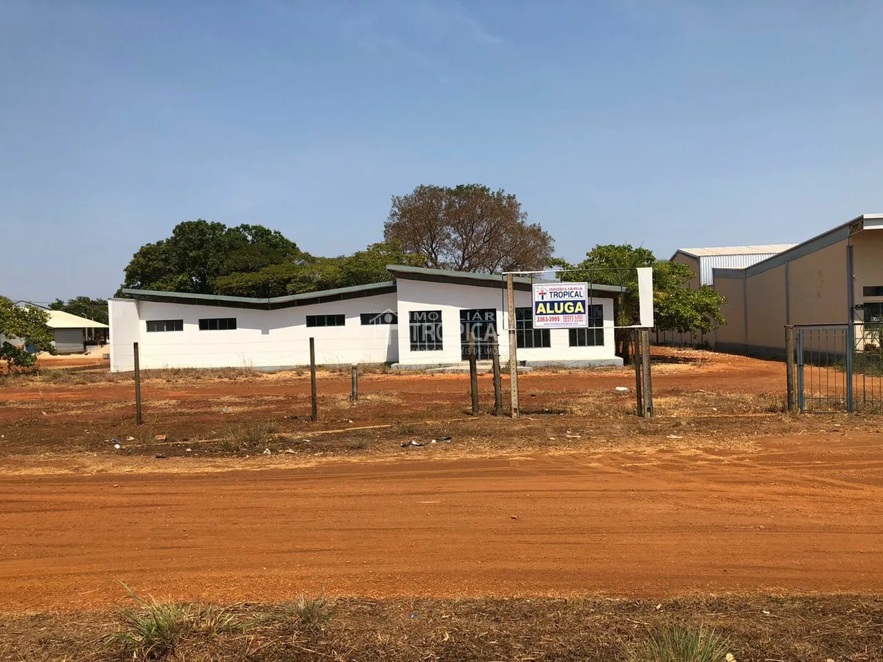 Aluga-se Sala comercial e galpão no anel viário de Porto Nacional-To.