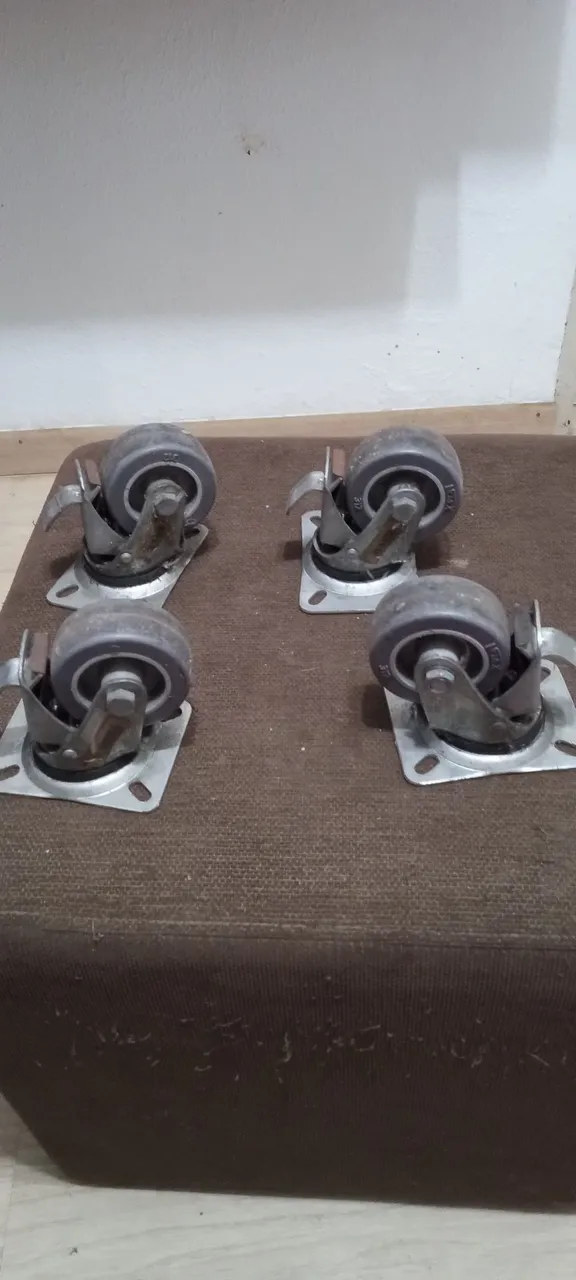 Vendo 4 rodinhas por 80 reais são giratória com trava