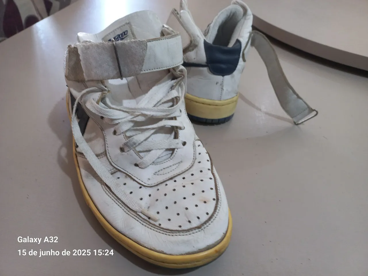 Tênis Vintage Branco com Detalhes azuis