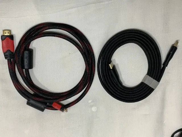 2 Cabos HDMI com proteção sobre a borracha usados.