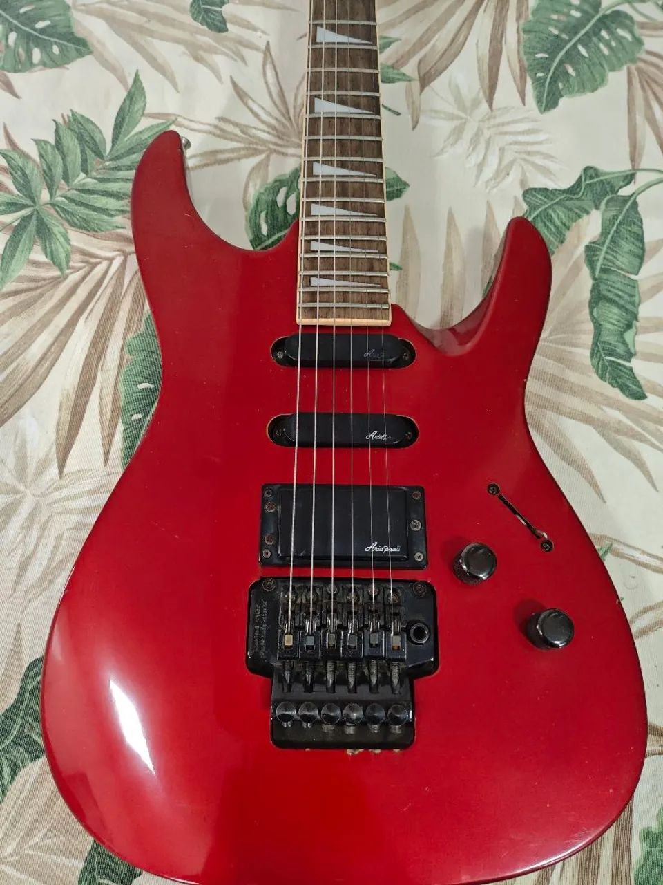 Guitarra Aria Pro II com Microafinação