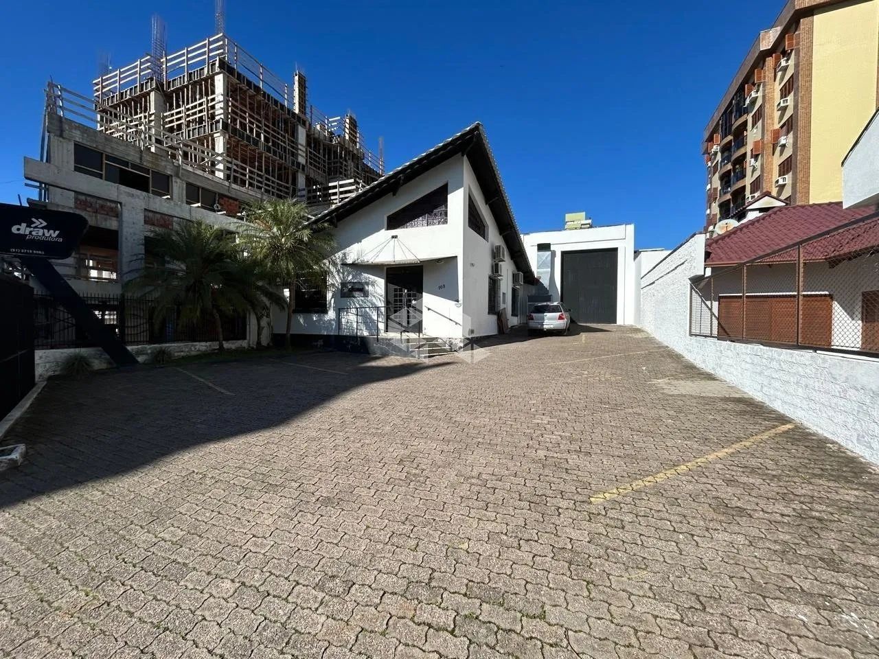 PRÉDIO COMERCIAL NO CENTRO, COM ESTACIONAMENTO