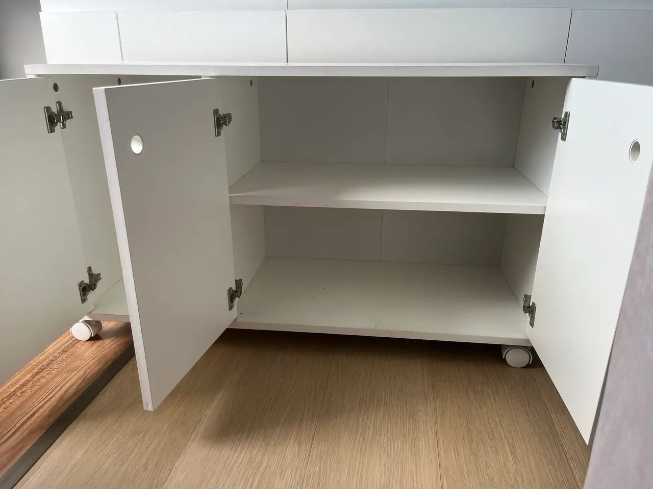 ARMÁRIO MDF BRANCO COM RODÍZIOS  - Foto 4