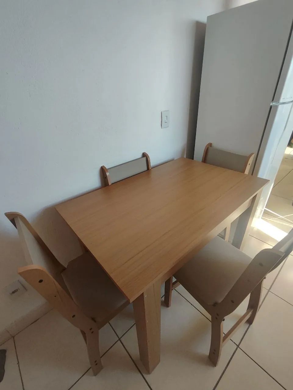 Conjunto de Mesa de Jantar com 4 Cadeiras Estofadas (Nova e Excelente Estado) - Foto 2