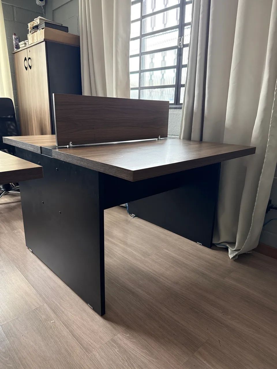 Mesa dupla de escritório com divisória central - Foto 4