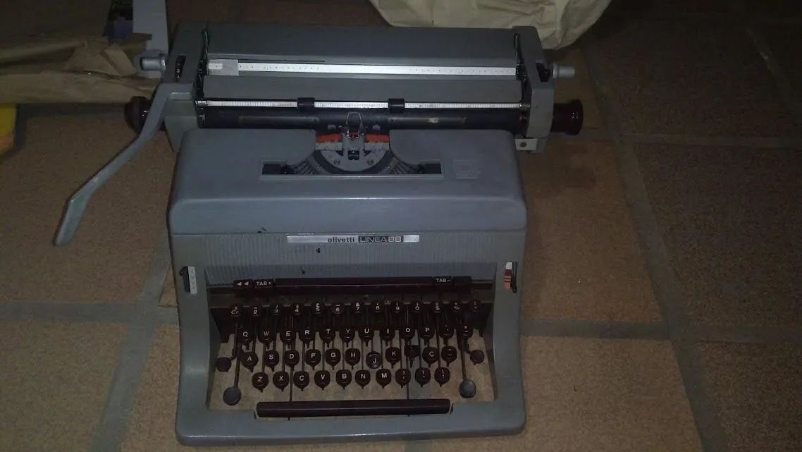 Maquina de escrever olivetti Linea 8865126499602435120
