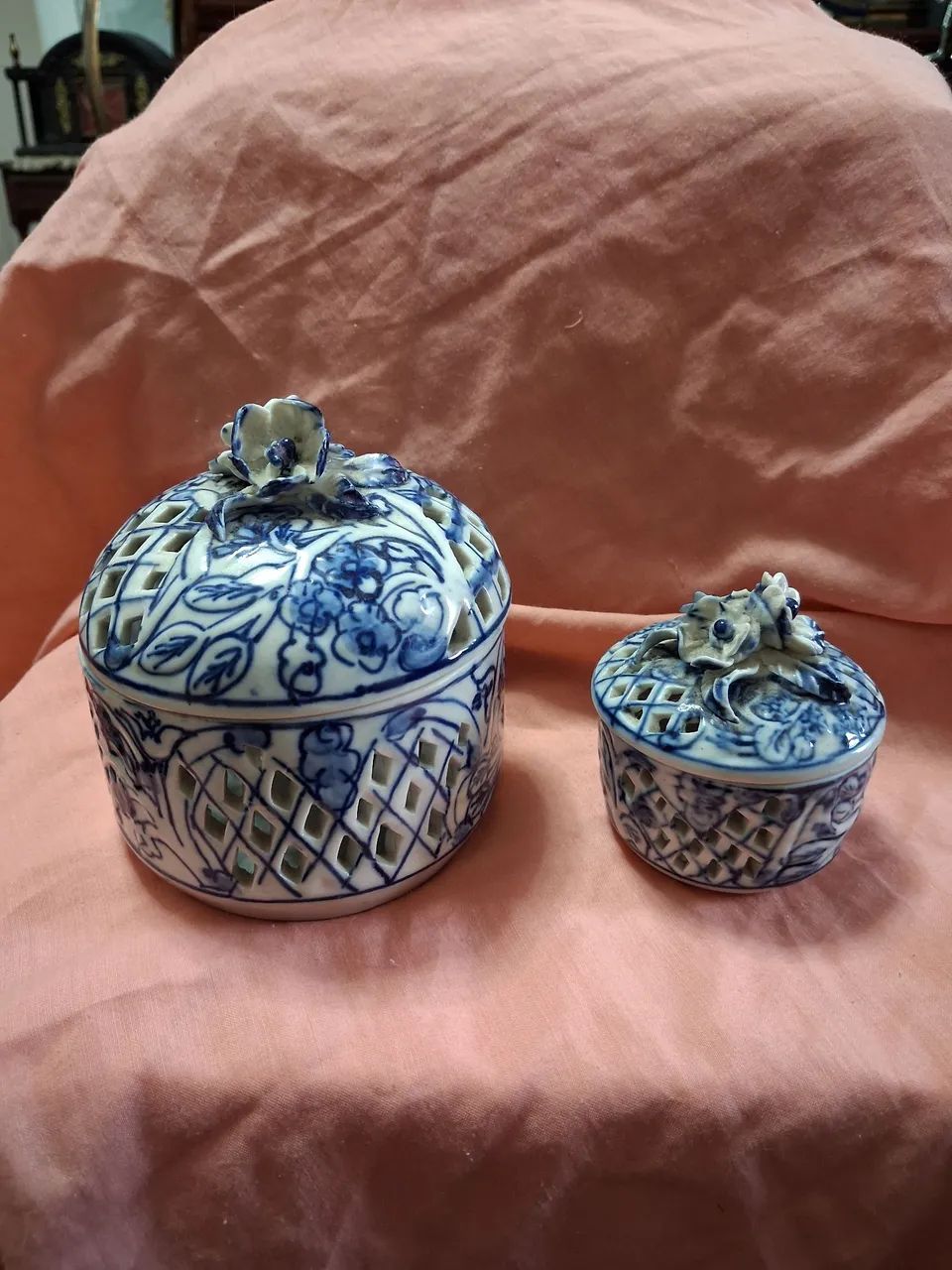 PAR DE ENFEITES ANTIGOS  DE PORCELANA 