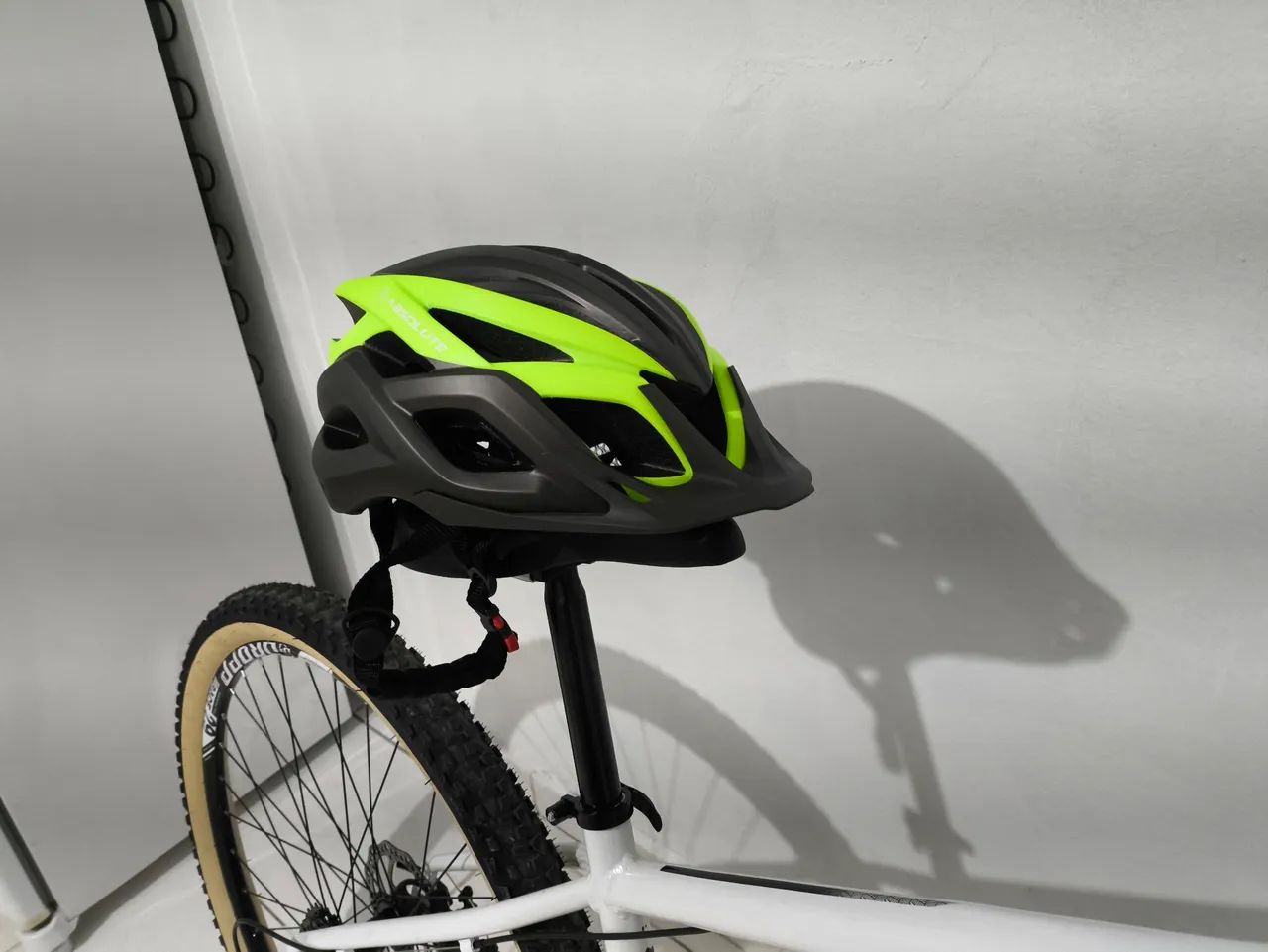 Bicicleta ksw xlt100 pouco usada + Capacete e U-Lock - Foto 2