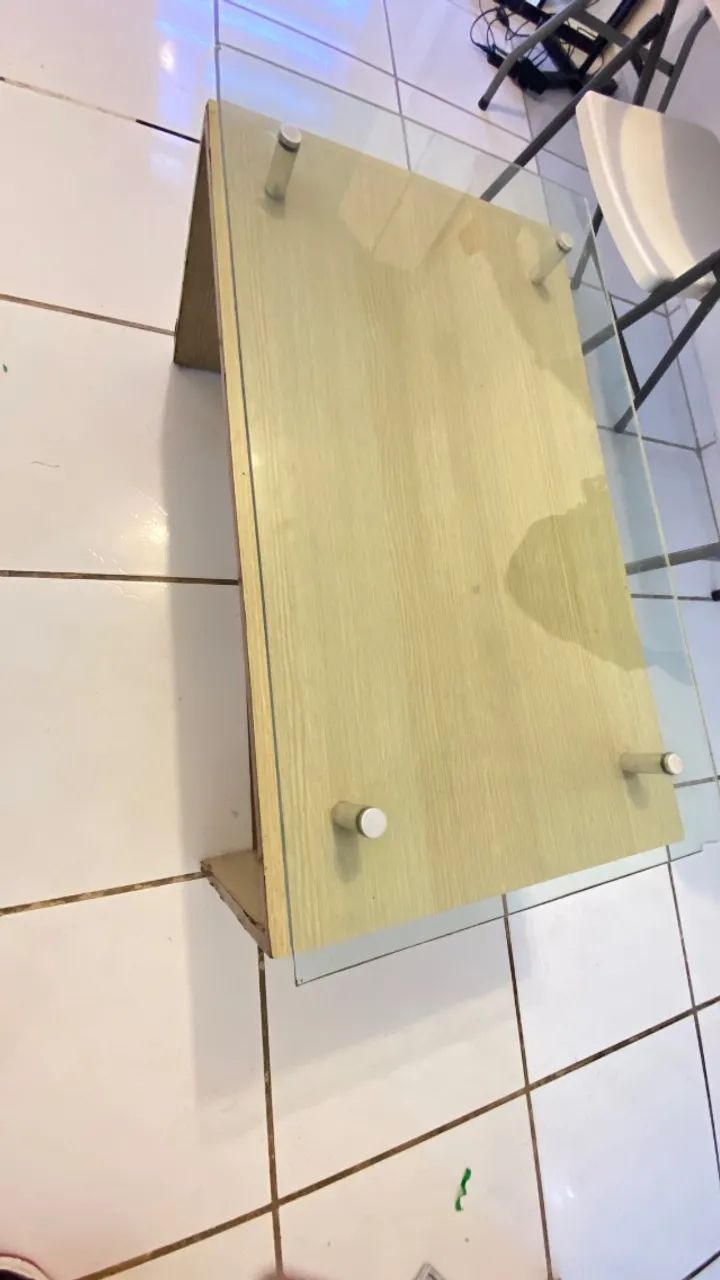 Mesa de centro com tampo de vidro - Foto 2