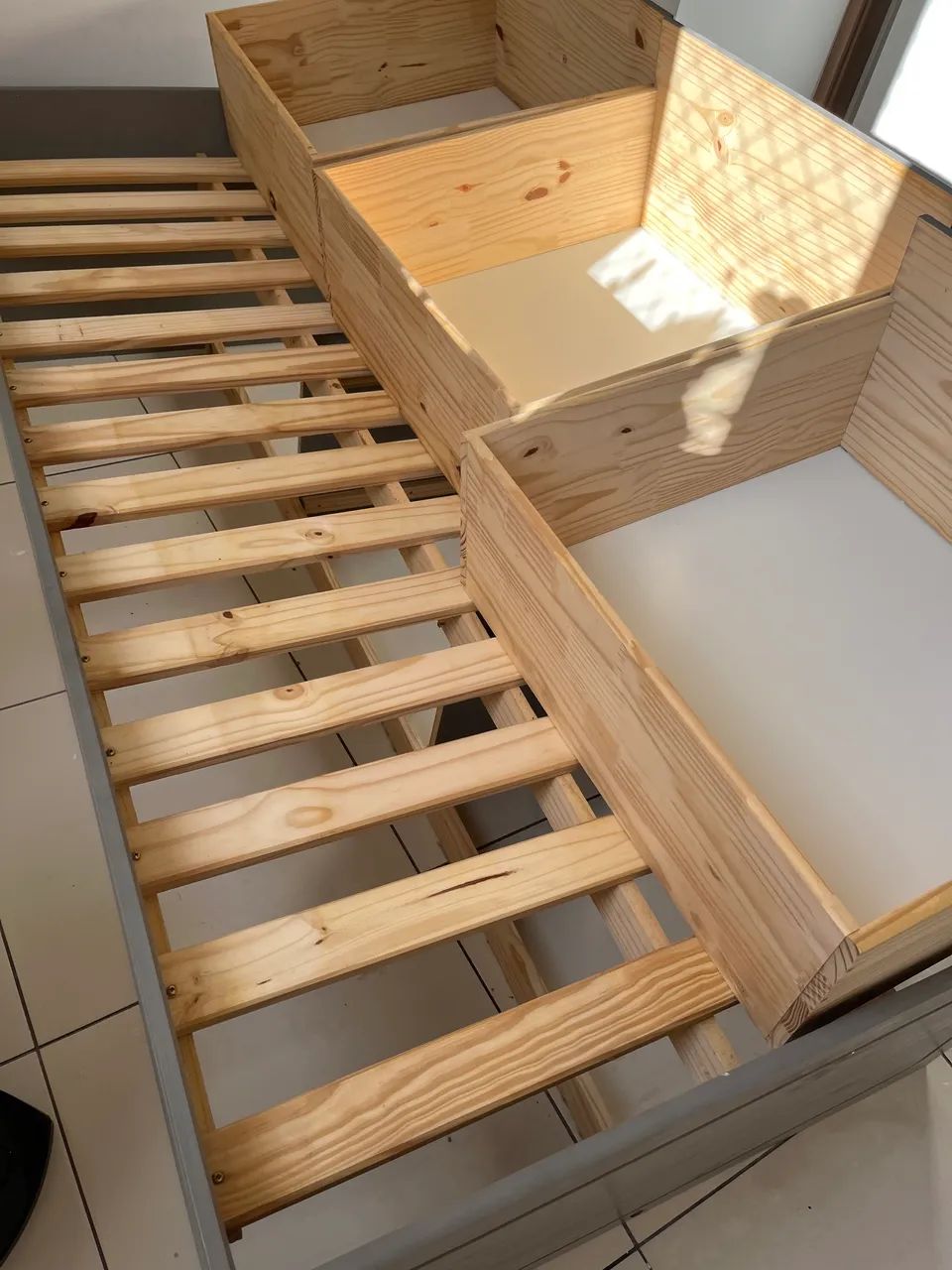 Cama de Solteiro com Gaveteiro de Madeira Cinza Lavado - Foto 5