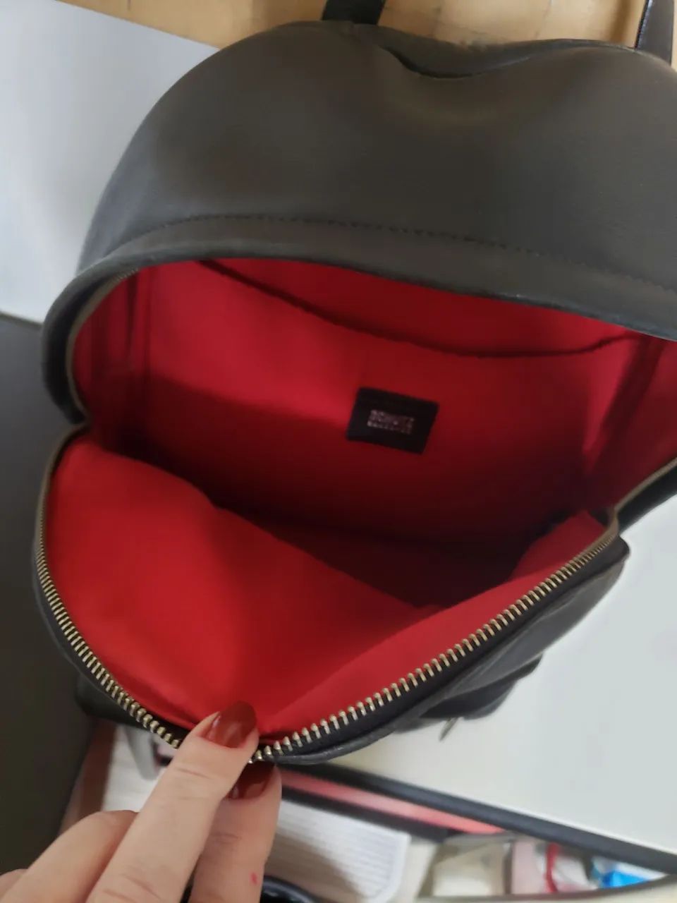 MOCHILA SCHULTZ COURO PRETA - Foto 4